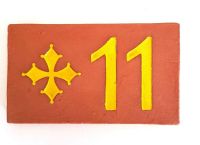 numero 11 plaque rectangulaire motif croix occitane