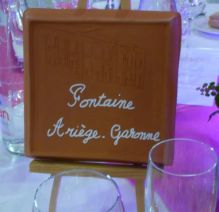 Plaque décorative de table en terre cuite créée spécialement pour un mariage