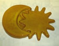 Paetite lune avec soleil émaillé jaune diamètre 16 cm