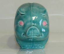 Tirelire modèle cochon couleur bleu turquoise (vu de face)