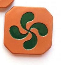 Magnet Croix Basque diamètre 5 cm brut à l'extérieur et émaillé vert à l'intérieur